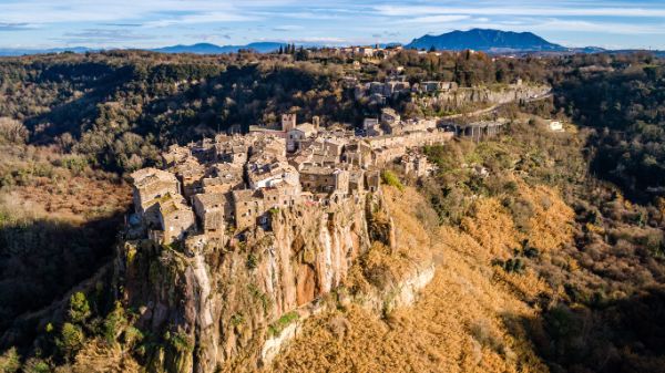 Veduta del borgo di Calcata Vecchia 2026 immerso nella Valle del Treja